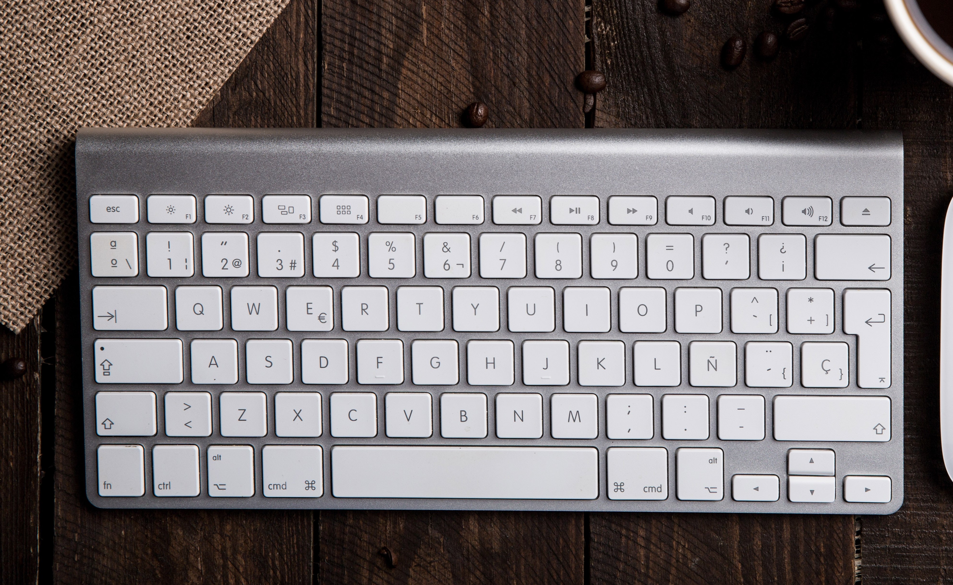 apple-keyboard-apple-mouse-background-585752 (1)