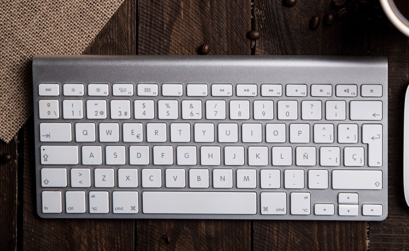 apple-keyboard-apple-mouse-background-585752 (1)